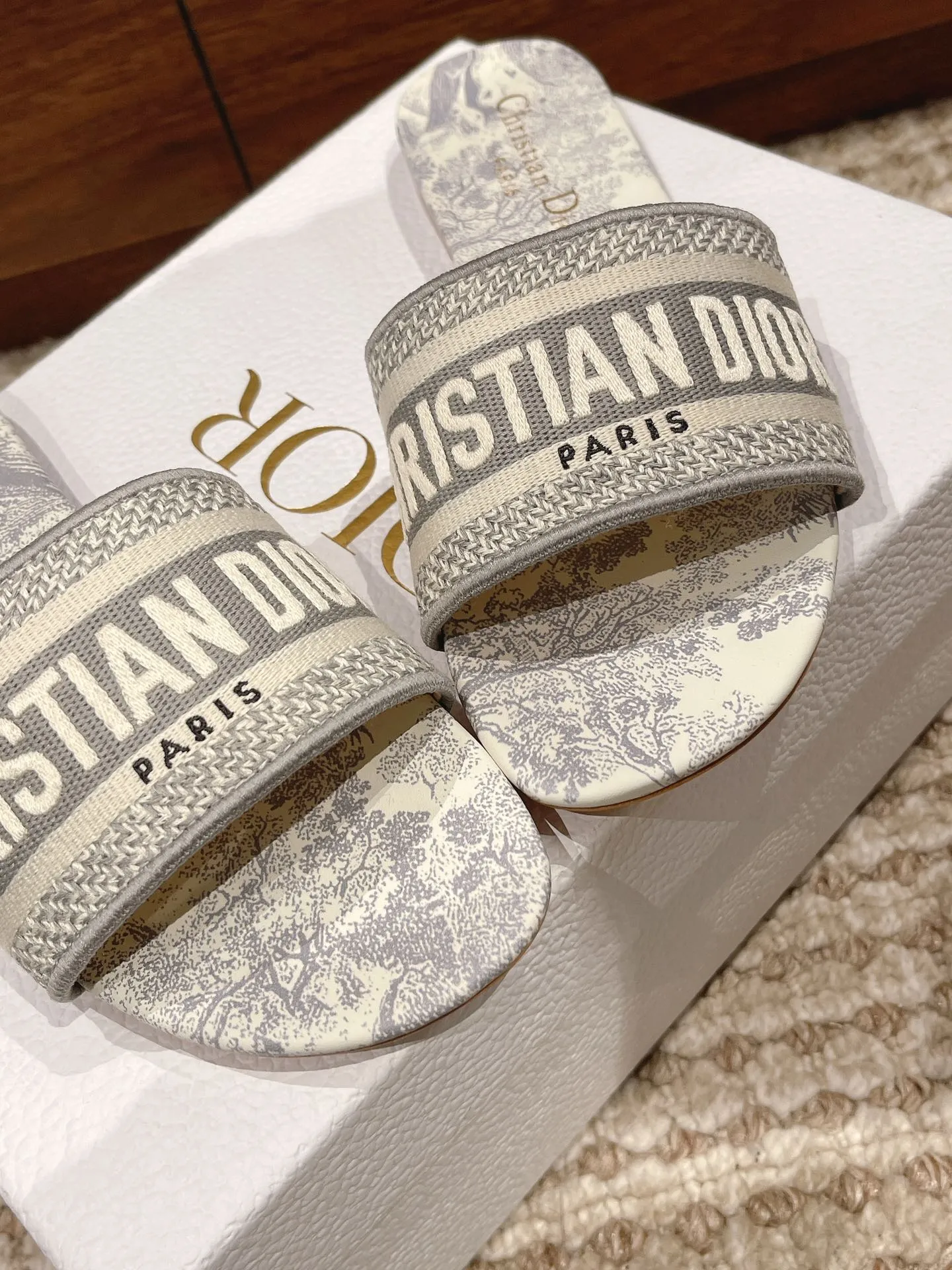 👟👟Ex-factory price 360👟👟 Dior slippers CD•Dior women's presbyopic embroidered leather-soled slippers ✅Christian Dior has always been synonymous with magnificence and elegance, and has always been at the top of the fashion palace. Of particular note: the embroidered pattern on the sole, which reproduces one of Christian Dior’s cherished symbols. ✅Original pattern packaging ✅Upper: selected embroidered cotton ✅Inner lining: imported sheepskin ✅Outsole: original genuine leather sole ✅Number of codes: 35-40 (40 41 42 custom-made are not returnable)